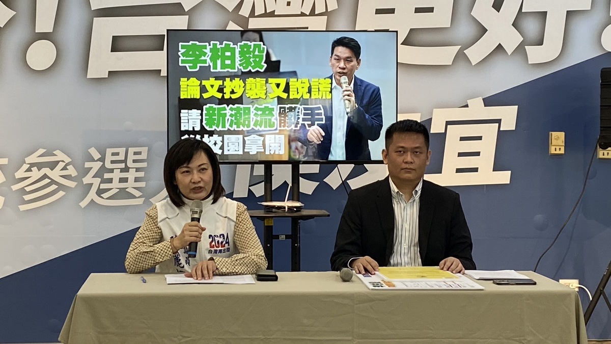 呂謦煒(右)、陳麗娜(左)質疑李柏毅跑出13%相似度的版本。 圖：國民黨高雄市黨部/提供