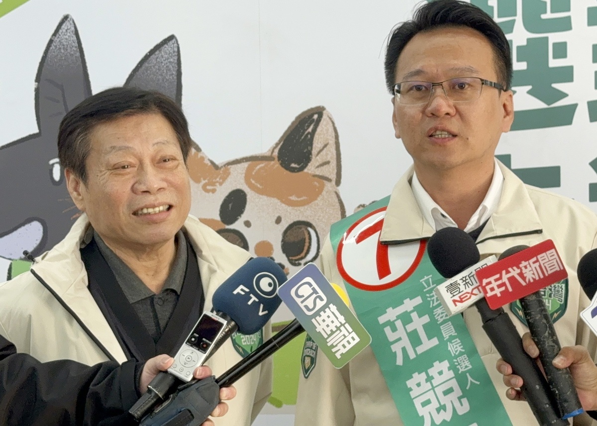 高大成陪同莊競程上街拜票，莊競程表示，廢死議題的爭議，是在前總統馬英九2009年簽署兩公約之後才浮上檯面，才有爭議出現，但是每次反倒是國民黨在做政治的操作。 莊競程競總/提供