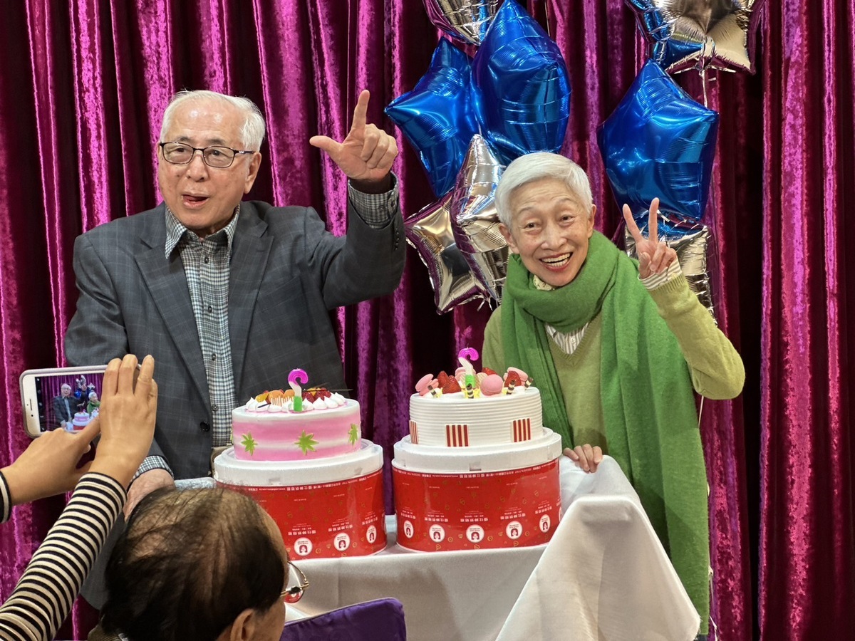 獨盟慶祝許世楷(左)及金美齡兩人90歲壽誕，兩人並舉出這次支持的號次。 圖：朱蒲青／攝
