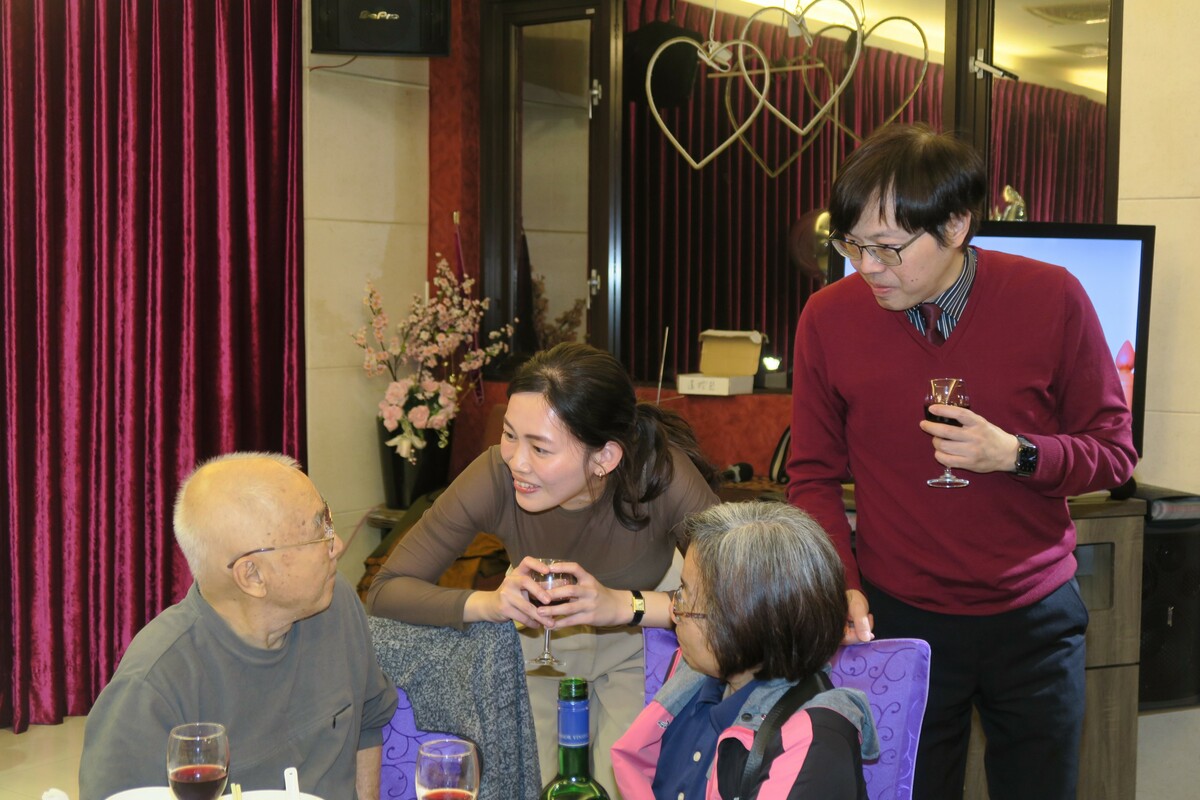 刺蔣案黃文雄(左一)為台灣基進港湖候選人吳欣岱(左二)加油打氣。 圖：邱萬興／攝