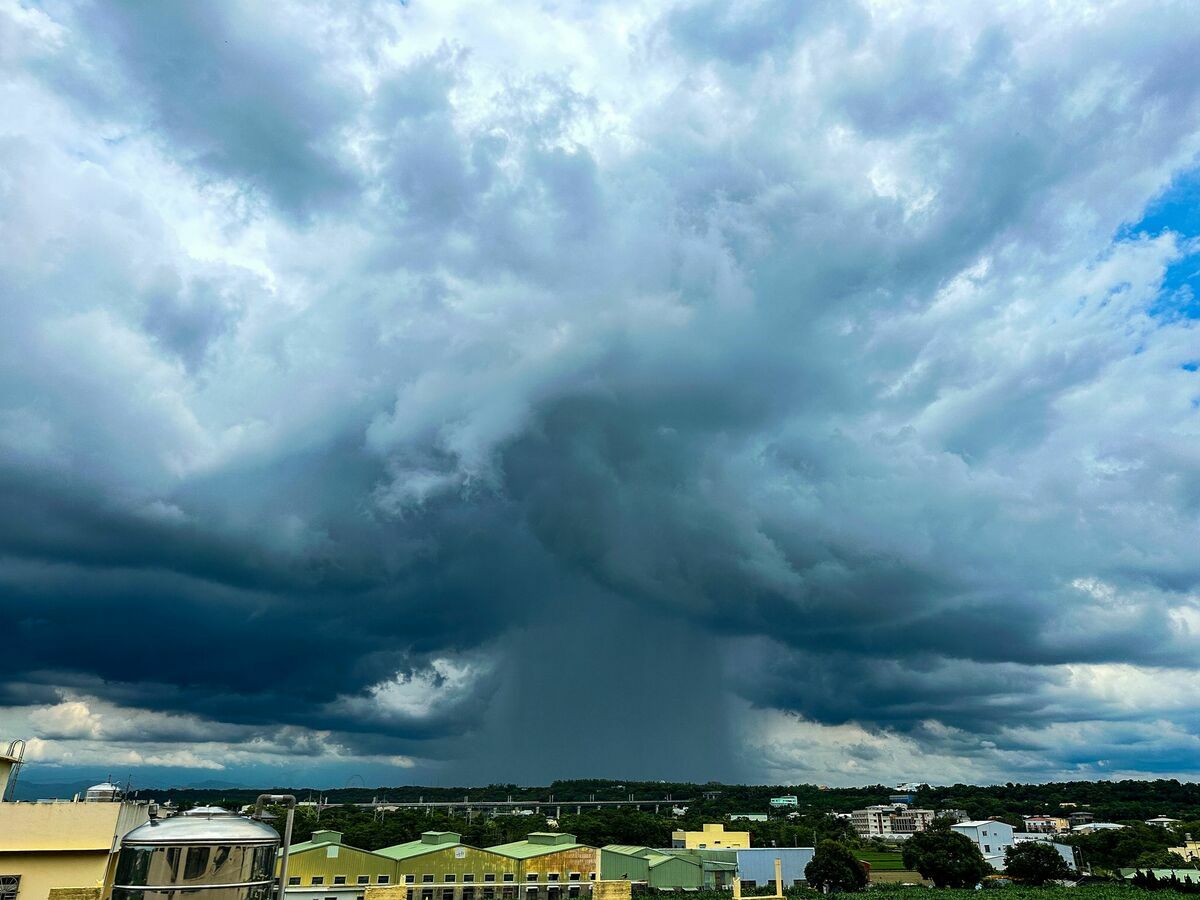 中央氣象署於今(8)日起舉辦「穿越百年—追雨的人」特展。（圖為雨瀑示意圖） 圖：翻攝自鄭明典臉書