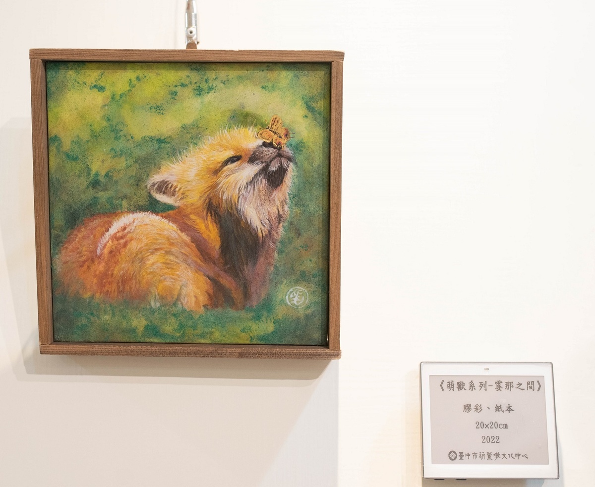 目前葫蘆墩文化中心正展出《幻月之萌獸與猛獸—馬步月膠彩個展》，首度將33件作品全面使用電子說明卡。 圖：台中市政府文化局／提供