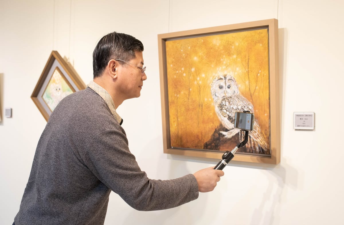 電子說明卡吸引賞畫民眾以相機紀錄分享感想。 圖：台中市政府文化局／提供
