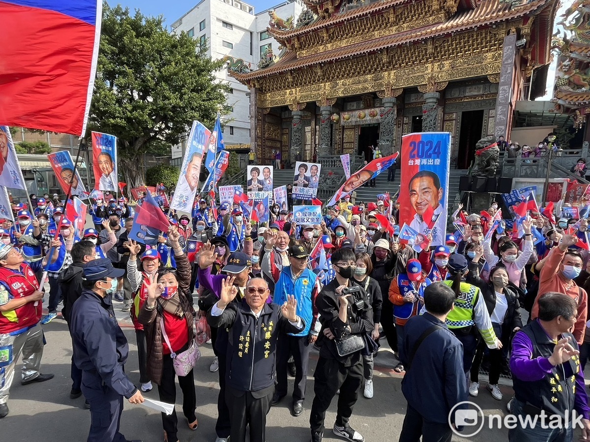 國民黨總統候選人侯友宜、國民黨主席朱立倫赴台南市進行車隊掃街，首站來到北區中樓勝安宮，廟前廣場湧現大批人潮，支持者夾道歡迎侯朱二人，並大喊「凍蒜」。 圖：黃博郎／攝