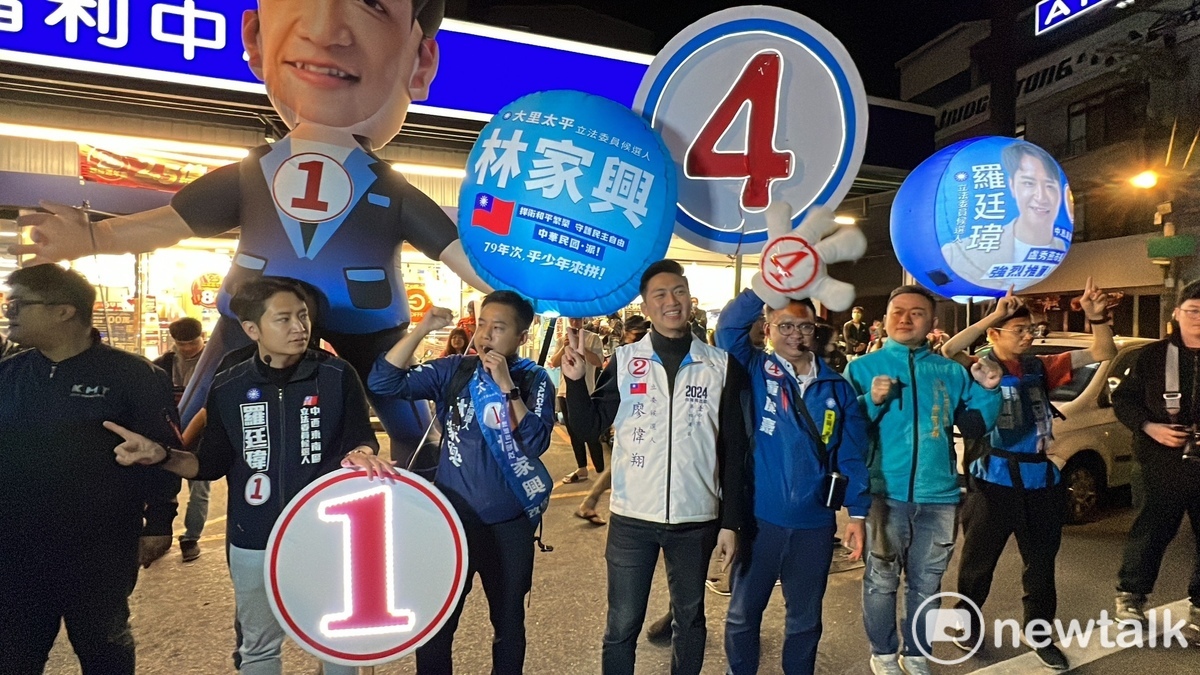國民黨台中市立委候選人羅廷瑋、黃健豪、廖偉翔、林家興6日跑到民眾黨總統候選人柯文哲造勢場外拉票。 圖：周煊惠 / 攝（資料照）