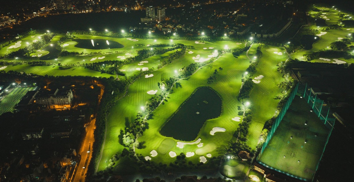巡迴賽亮點為邀請球友們一起在「LONG BEIEN GOLF龍邊球場」體驗市區的「夜球文化」。 圖：星宇航空／提供