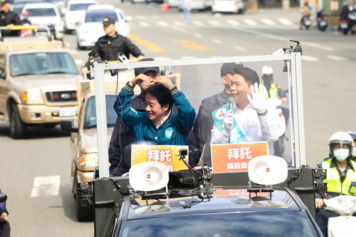 賴清德(左)陪李柏毅(右)車掃比愛心。 圖：李柏毅競總/提供