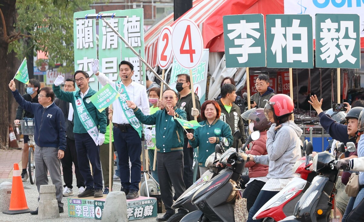 三部長與市議員站路口力挺李昆澤。 圖：李昆澤競總/提供
