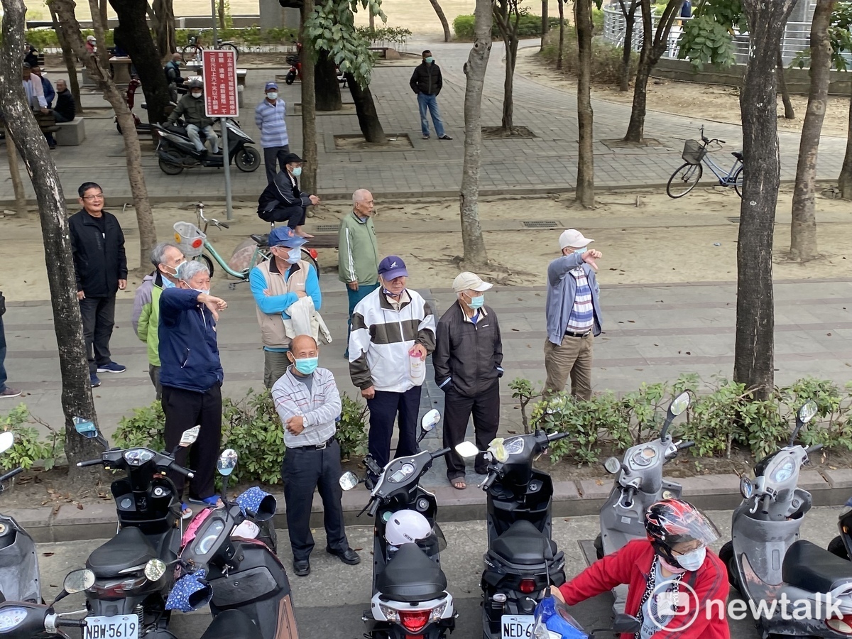 民眾黨總統候選人柯文哲車掃時，民眾站在路邊比倒讚。 圖：周煊惠 / 攝
