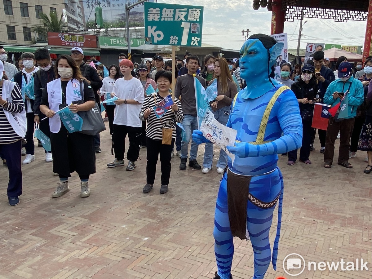 民眾黨總統候選人柯文哲車掃，有支持者打扮成阿凡達。 圖：周煊惠 / 攝