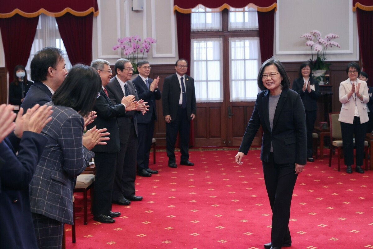蔡英文表示，選票如同時光機， 選對往前走，投錯就回到過去。 圖：總統府提供