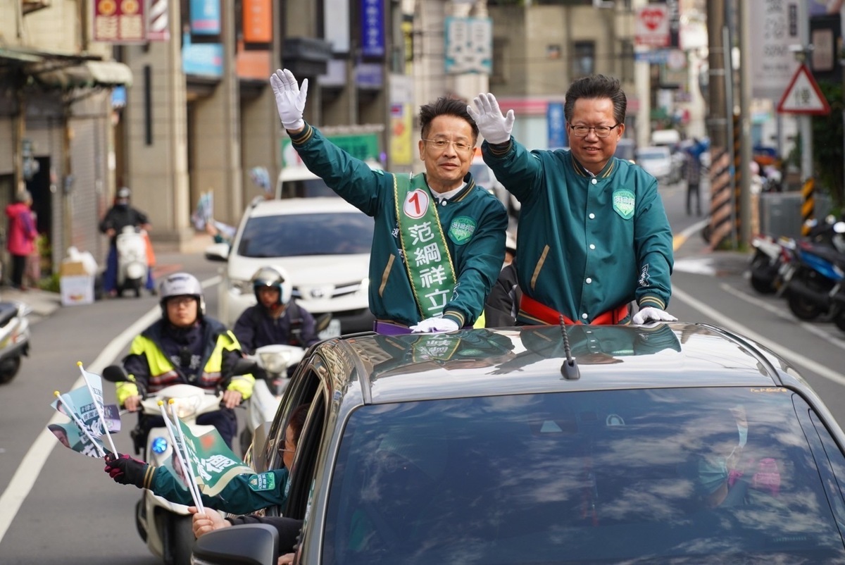 鄭文燦一早就回到桃園陪范綱祥車隊掃街拜票衝人氣。 圖：賴清德競總辦公室提供（資料照）。