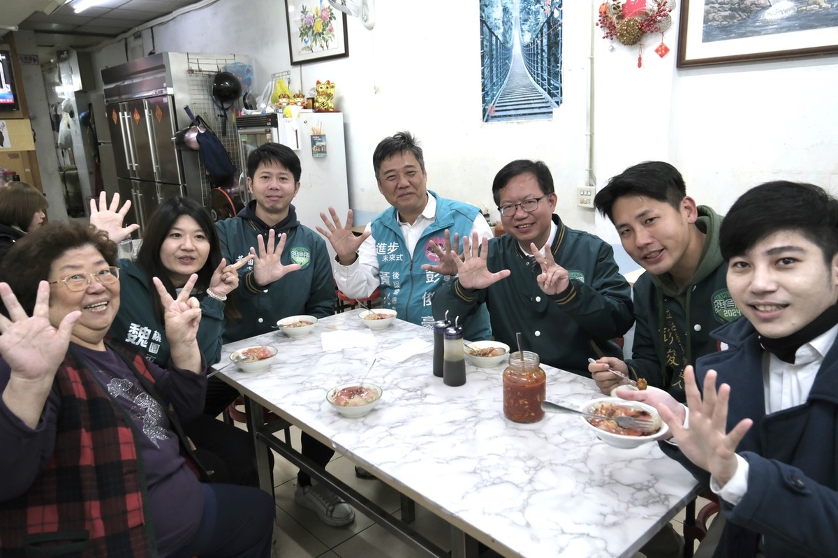 鄭文燦陪彭俊豪掃街，熱情店家邀請助選團隊入店吃美食。 圖：賴清德競總辦公室／提供