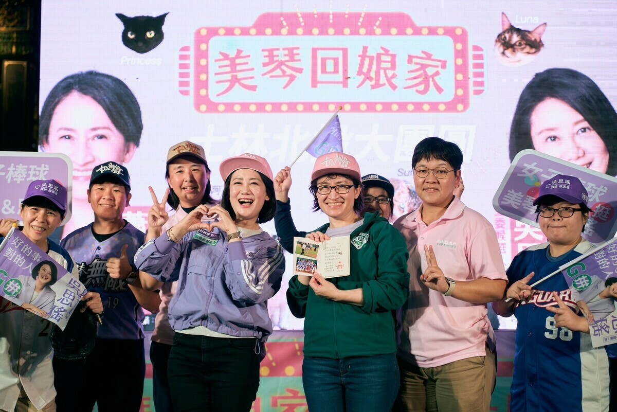 柯亮群感謝蕭美琴、吳思瑤協助推動女子棒球運動。 圖：吳思瑤辦公室提供