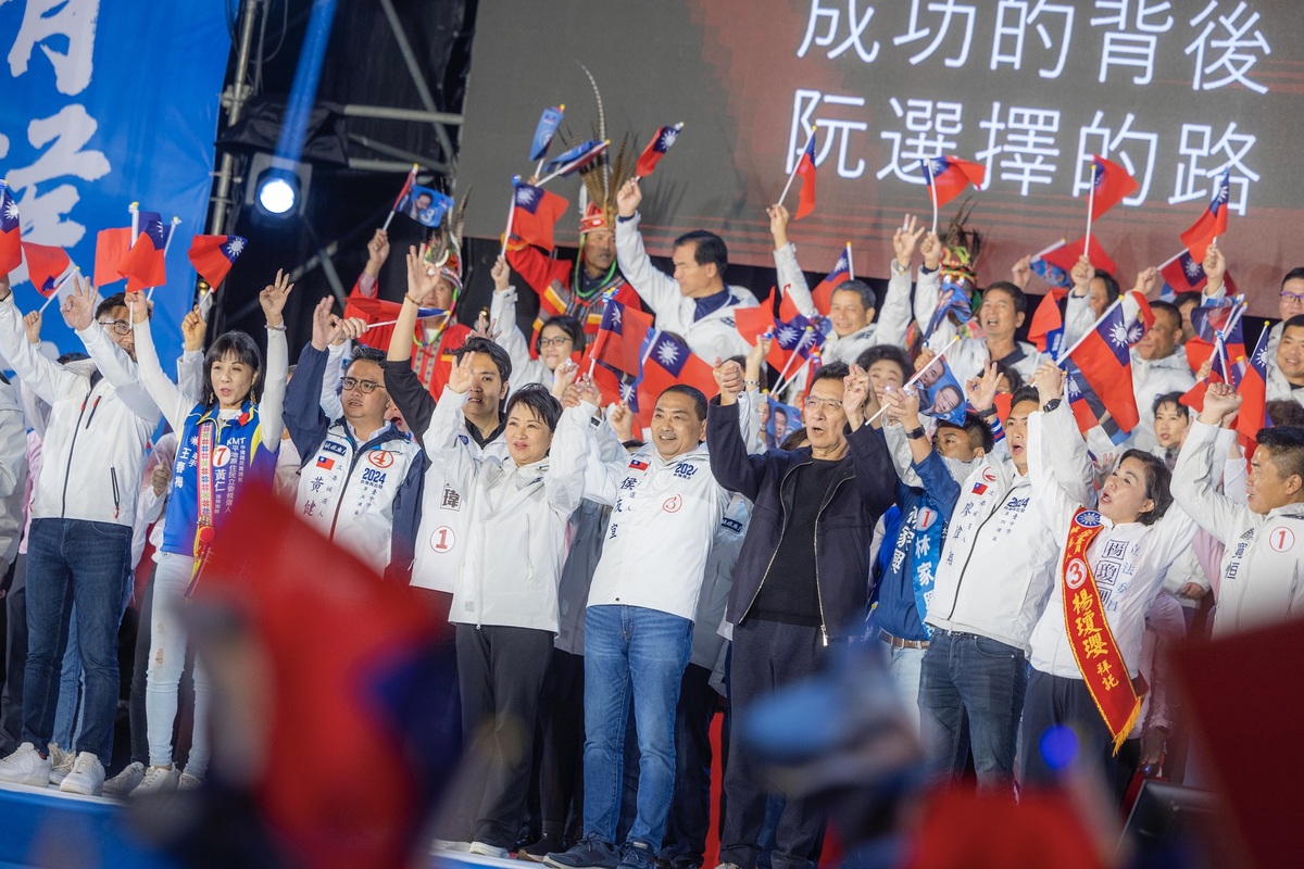 侯康配在台中高鐵前廣場大造勢。 唐復年/攝