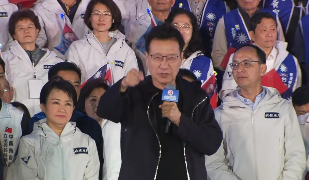 趙少康批民進黨只會抹紅卻無法守護兩岸和平，他怒嗆：「這樣的人不配做總統！」 圖：翻攝國民黨直播