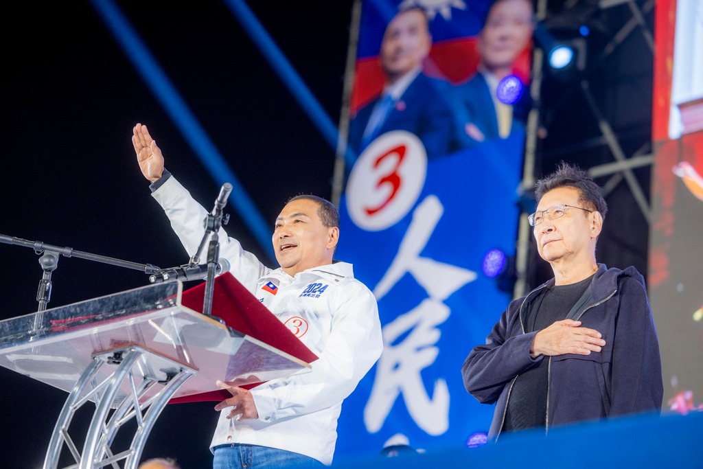 侯友宜、趙少康在台中造勢晚會提前宣誓就職。 圖：侯友宜競選辦公室提供