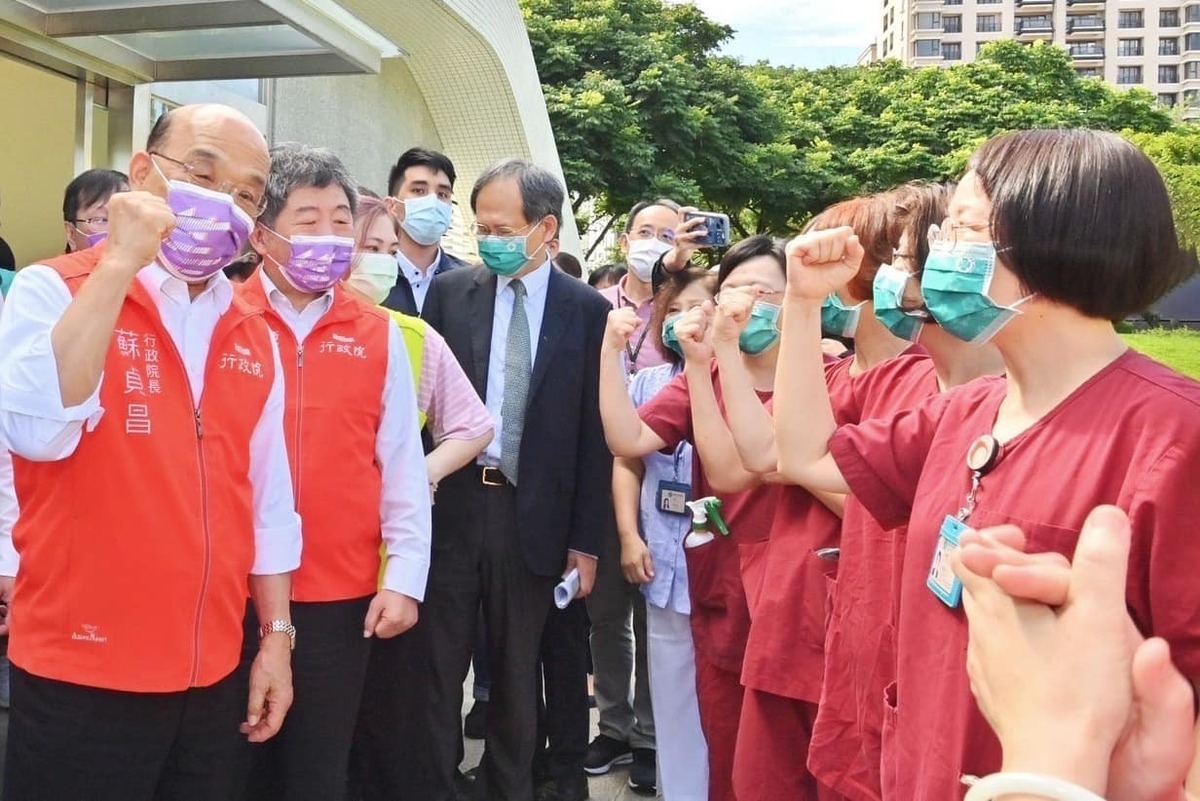 行政院前院長蘇貞昌（左起）、衛福部前部長中陳時中，率領團隊交出亮麗的防疫成績單，連番遭到有心人士以涉貪抹黑。 圖：翻攝自蘇貞昌臉書