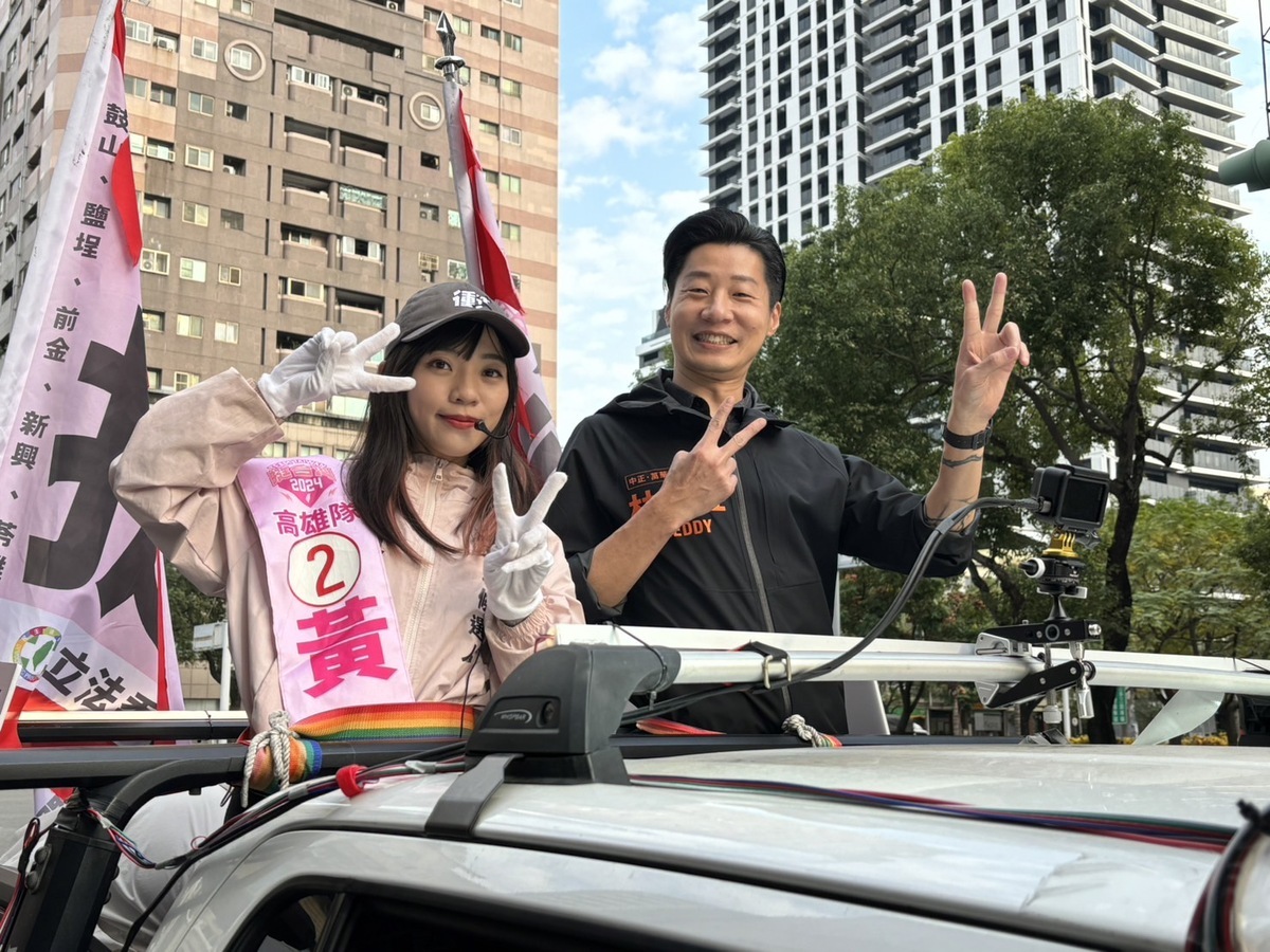 林昶佐(右)南下助選陪黃捷(左)車掃。 圖：黃捷競總/提供