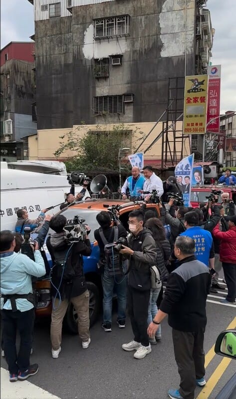 民進黨不分區立委候選人王義川昨（8）陪該選區民進黨立委候選人吳琪銘車掃，途中巧遇國民黨不分區立委候選人的韓國瑜。 圖：取自「搶救王義川大兵」臉書