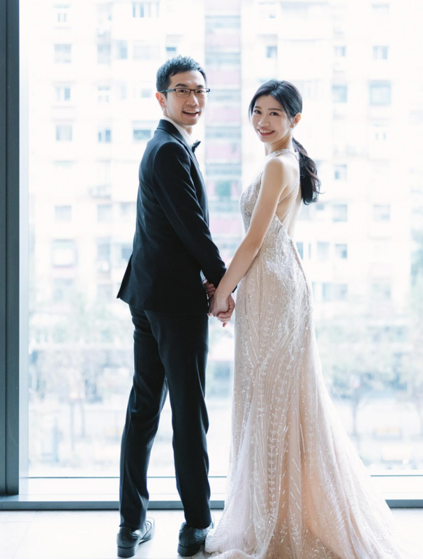 醫界知名YouTuber「蒼藍鴿」昨晚無預警宣布結婚的好消息。 圖：翻攝自IG＠bluepigeon0810