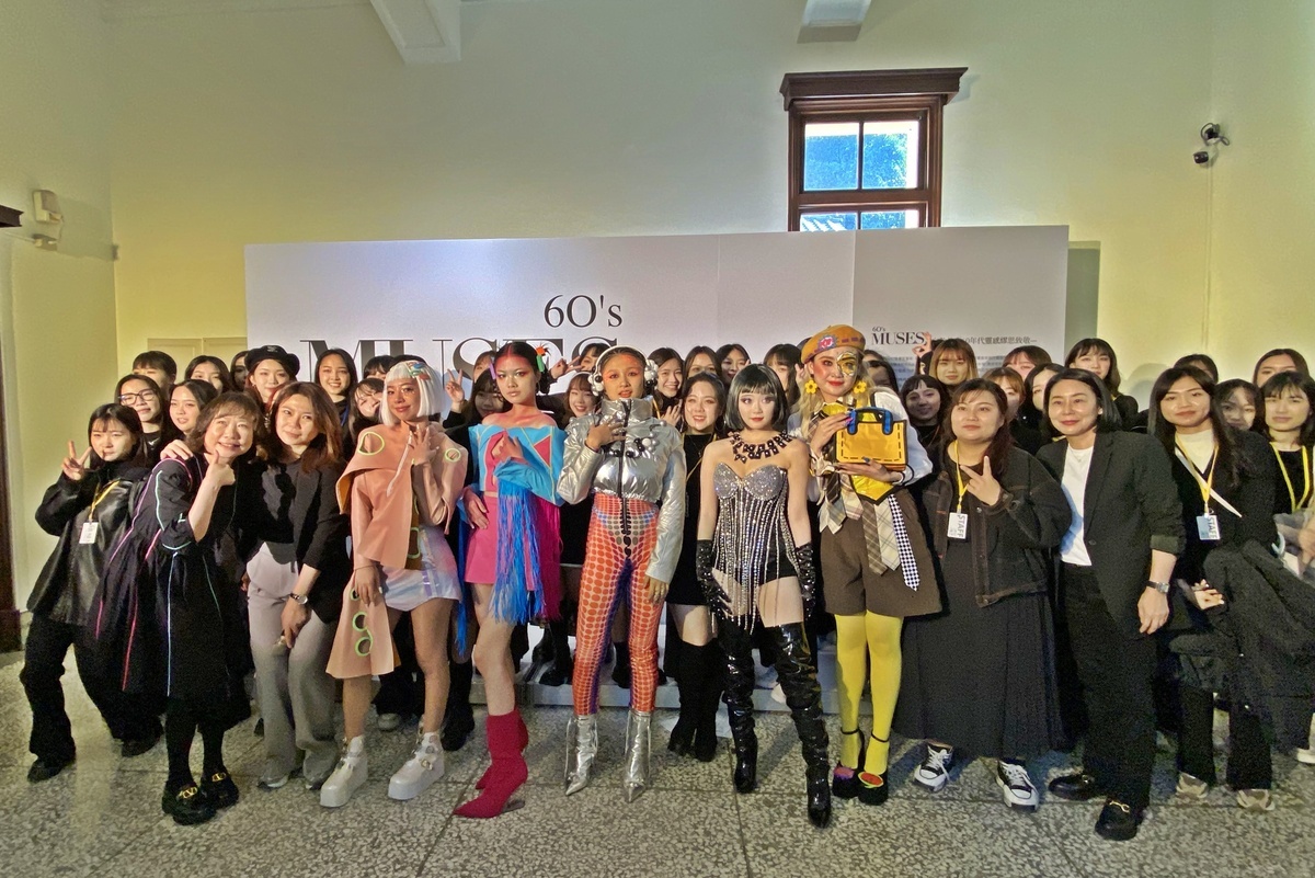 弘光科大妝品系彩妝藝術造型動靜態展開幕時，師生和模特兒合影。 弘光科大/提供