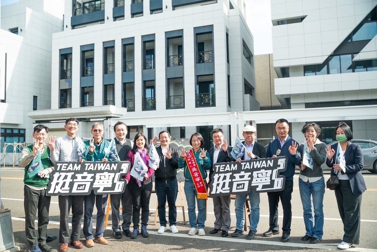 朱敬一挺吳音寧，到謝衣鳳家族的白宮豪宅前開講。 吳音寧競總/提供