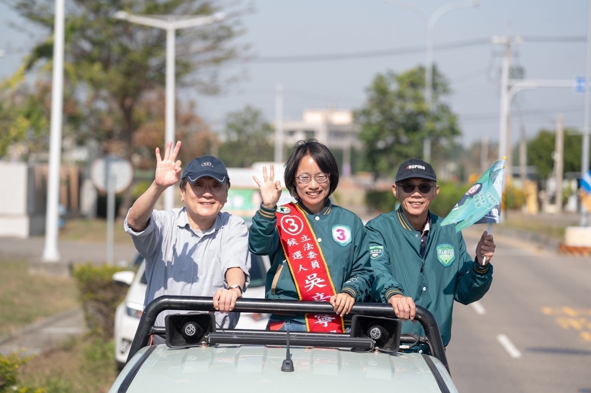 朱敬一陪吳音寧車隊掃街。 吳音寧競總/提供