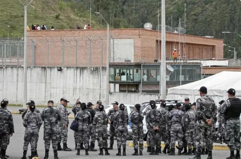 1 月 8 日，警察在位於厄瓜多昆卡的監獄外警戒。 圖：翻攝自新華社