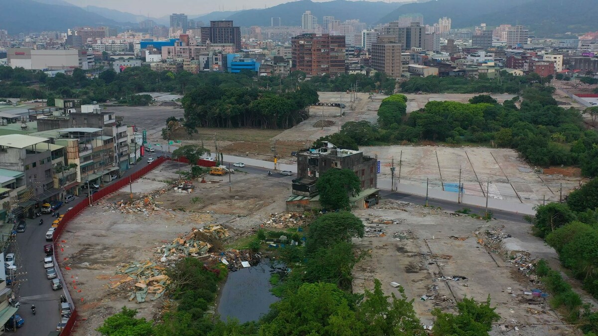 新北市城鄉局說明，合法建築排除整體開發，改採容積折減的機制，全國整體開區案例比比皆是。圖為新樹路拆除後景象。 圖：新北市城鄉局/提供