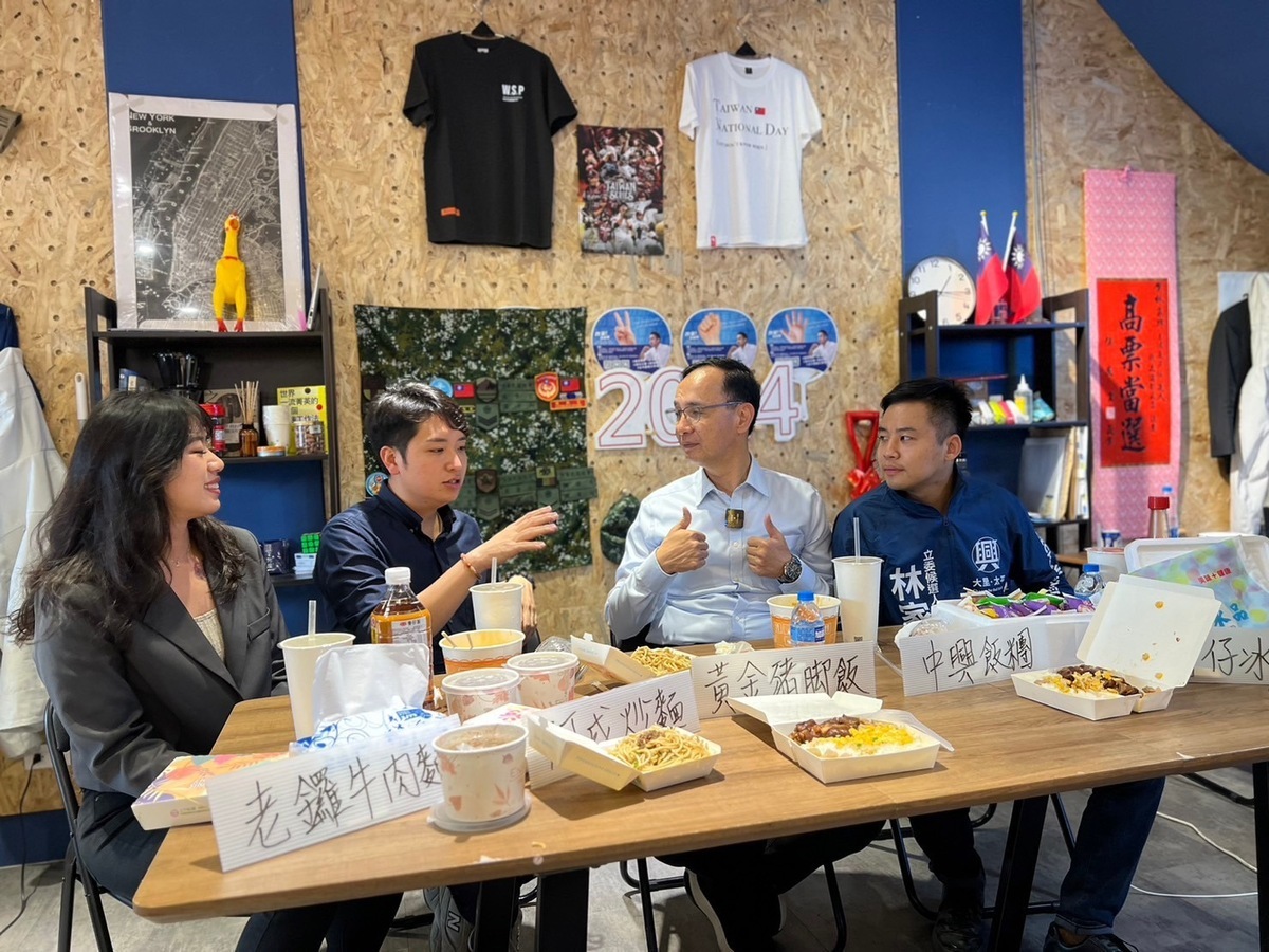 朱立倫與林家興、羅廷瑋一同吃播。 林家興競總/提供