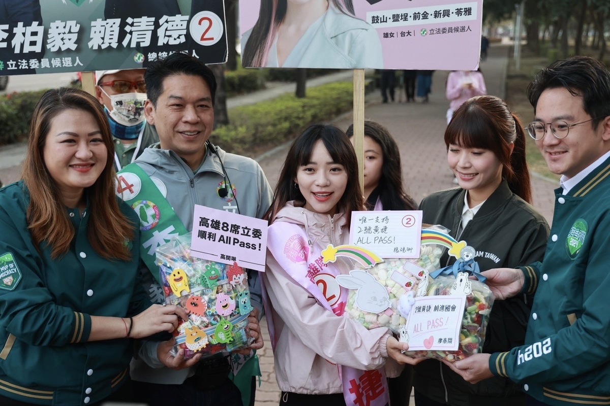 王義川認為，這次大車掃是來掃票，不只給民進黨總統候選人賴清德，也給黃捷，還有左楠選區的李柏毅，都是要保住的最關鍵高雄席次。一票一票讓民進黨在高雄全壘打、立法院過半。 圖：李柏毅競總提供（資料照）。