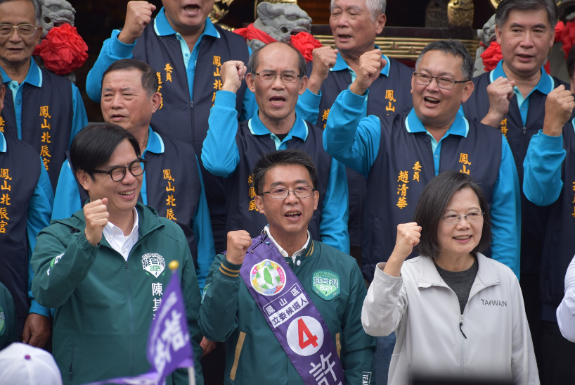 許智傑控對手鍾易仲登載假學歷應退選。圖為許智傑今（9）日與蔡英文、陳其邁同台。 圖：許智傑辦公室提供