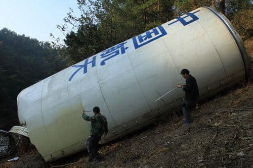 立法委員林俊憲附圖PO文，解釋為什麼中國發射衛星，國防部要發布國家級警報，因為有那種超大型、能夠把房子砸毀的金屬垃圾可能墜落。 圖：翻攝「臉書」林俊憲粉絲專頁