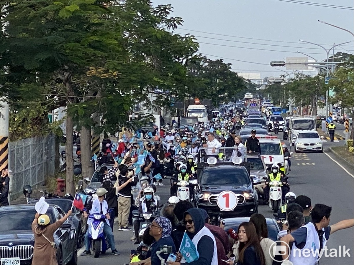 民眾黨總統候選人柯文哲在台南車掃。 圖：周煊惠 / 攝