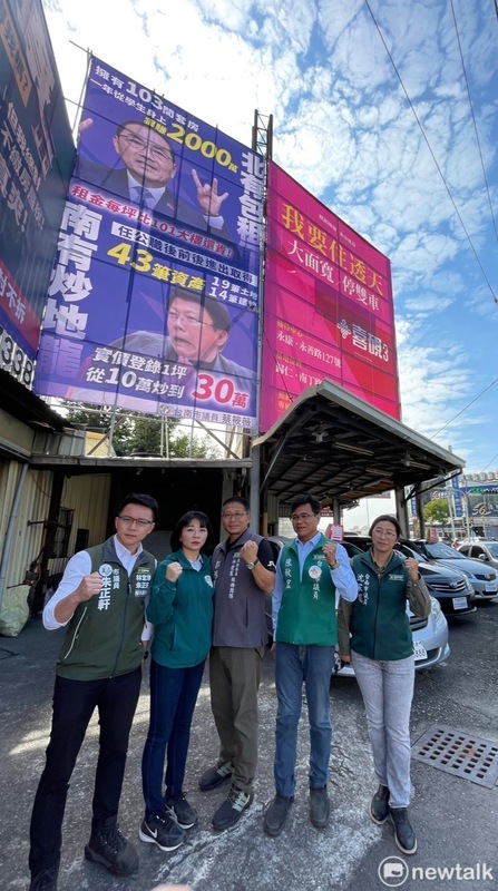 台南市議會民進黨團總召郭鴻儀、副總召陳秋宏、幹事長蔡筱薇、朱正軒議員、沈家鳳議員於謝龍介永康區看板旁掛上「北有包租侯，南有炒地龍」看板，大酸謝龍介、侯友宜罔顧居住正義，把廢礦區居住權拿來當選舉工具，如同在老礦工們傷口上撒鹽。 圖：民進黨台南市議會黨團提供