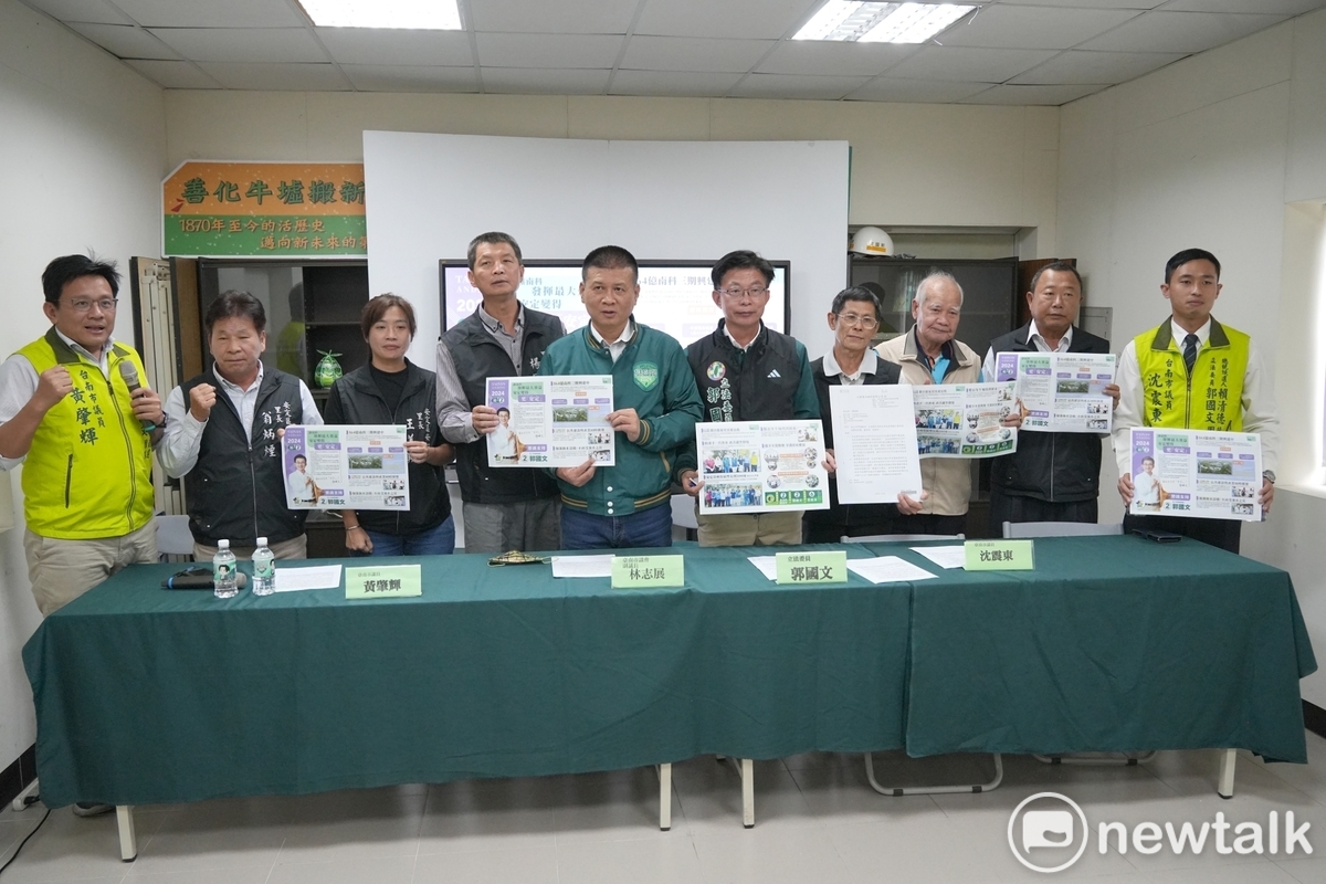 立法委員郭國文與台南市副議長林志展等人舉行記者會公布安定區的文宣，郭國文當場秀出備具爭議的九崴天然氣案，向環境部申請撤案公文，強調自己與行政部門多次協調下，促成九崴重新選址。 圖：黃博郎／攝