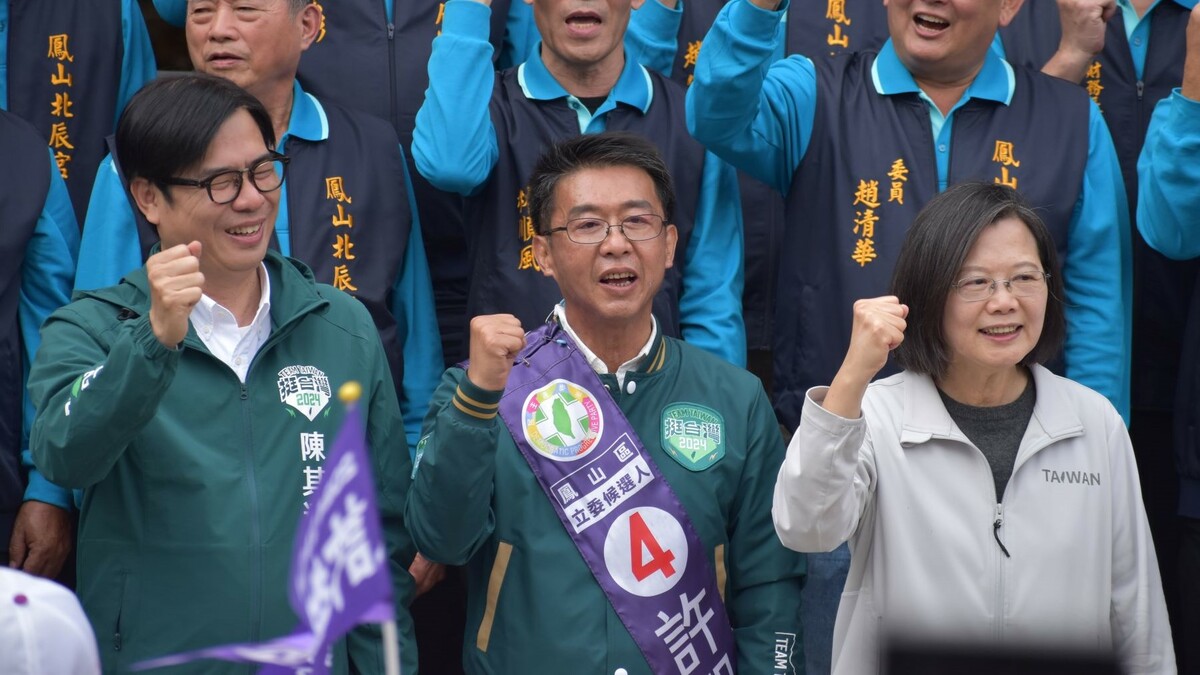 蔡英文(右)、陳其邁(左)陪許智傑(中)參拜及助講。 圖：許智傑競總/提供（資料照）