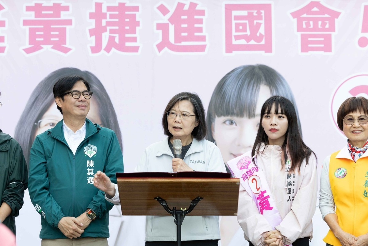 蔡英文(左二)、陳其邁(左一)聯手為黃捷(右二)站台。 圖：黃捷競總/提供