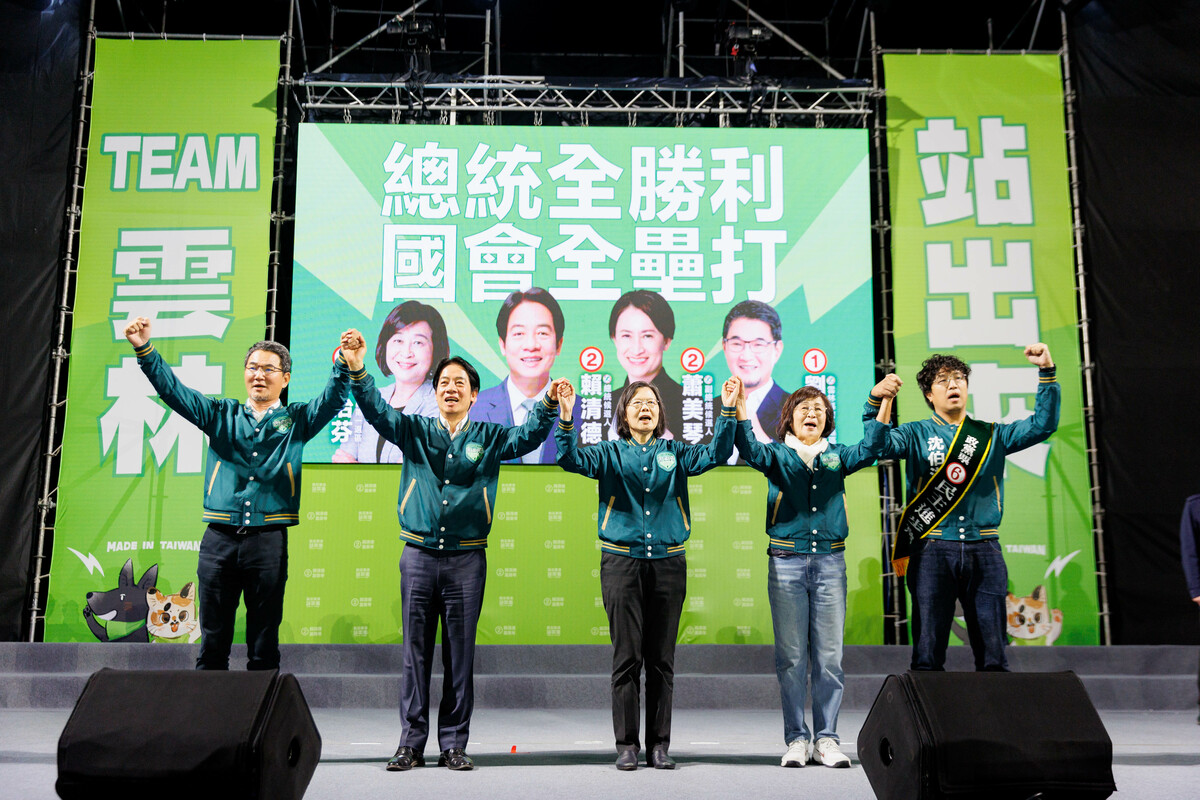 民進黨晚間在雲林虎尾舉行黃金周萬人造勢，蔡英文、賴清德、蘇治芬、劉建國與沈伯洋大團結。 圖：賴清德競總提供