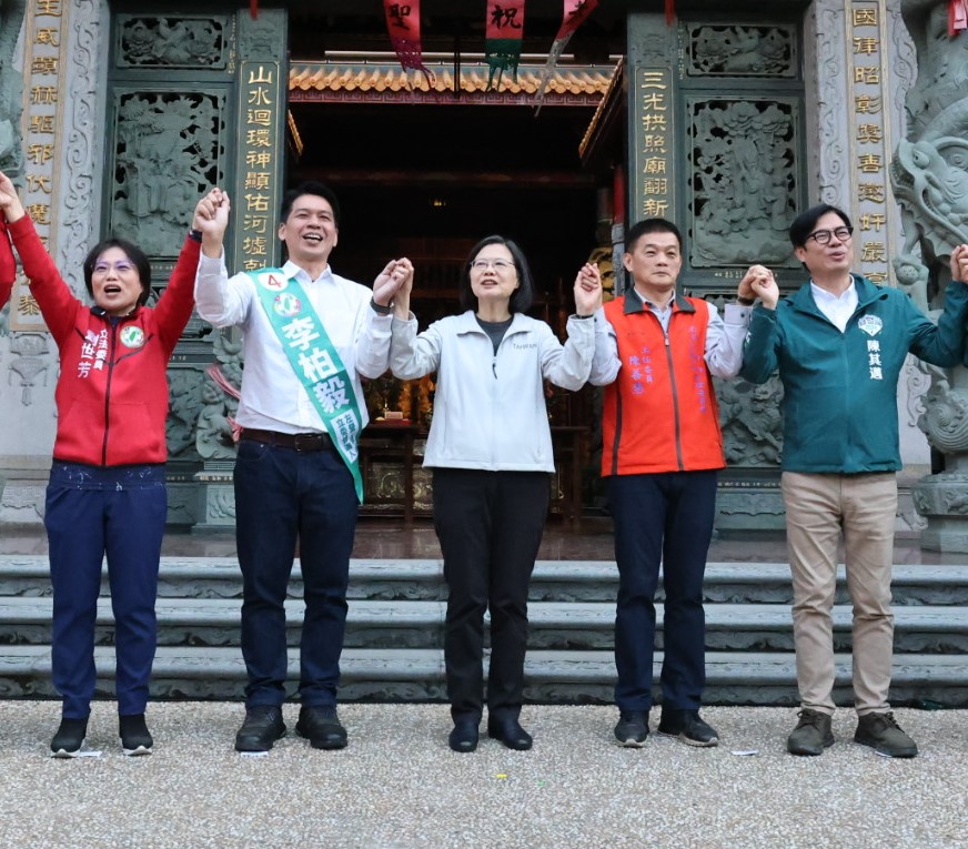 蔡英文(中)、陳其邁(右一)力挺李柏毅(左二)。 圖：李柏毅競總/提供