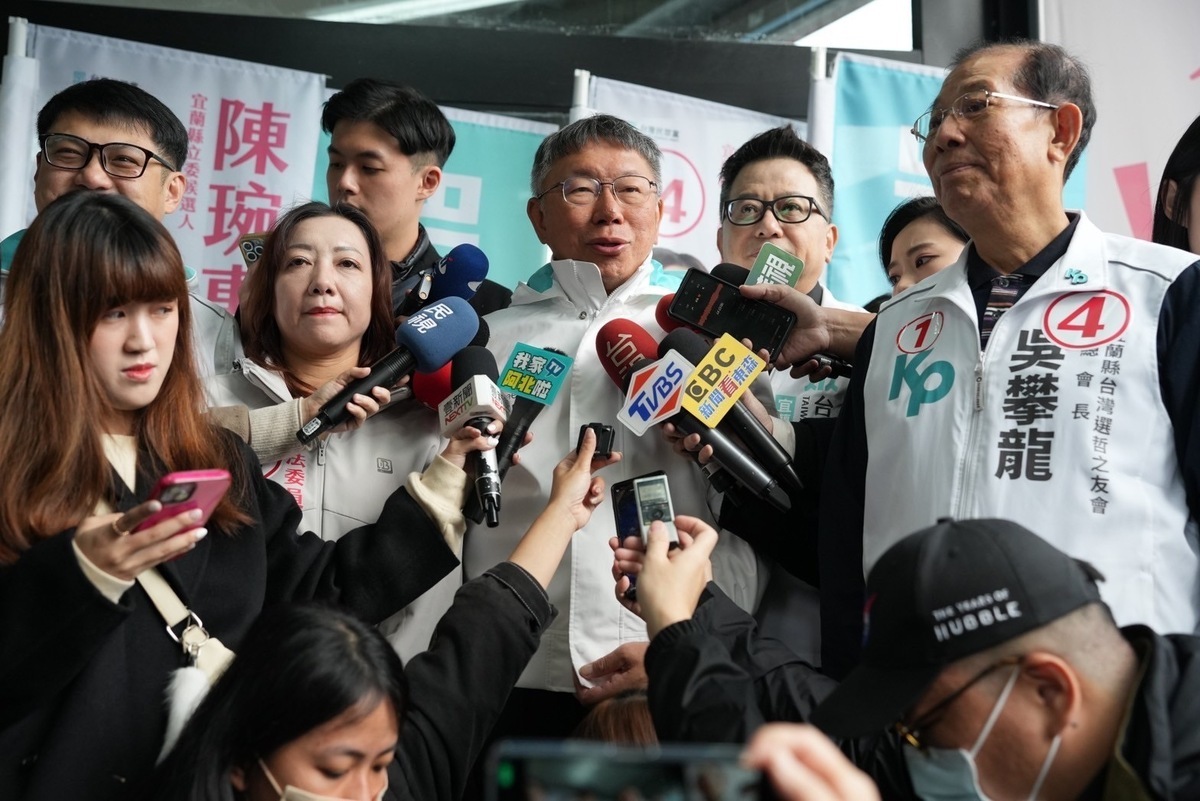 民眾黨總統候選人柯文哲今赴宜蘭與黨籍立委陳琬惠一同掃街拜票爭取支持。 圖：台灣民眾黨/提供