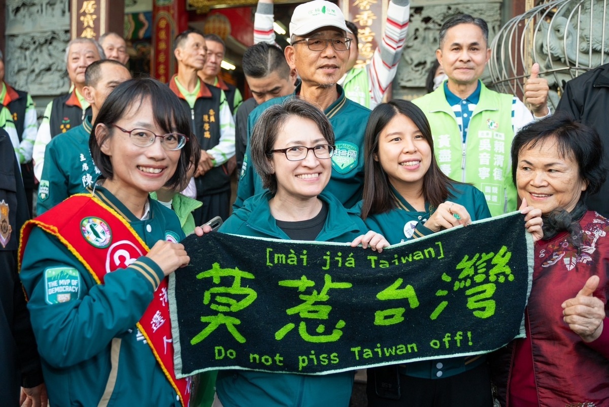 中國衛星飛越台灣南部，蕭美琴與立委候選人吳音寧、議員劉珊伶手舉「莫惹台灣」毛巾拍照， 圖：吳音寧競辦提供