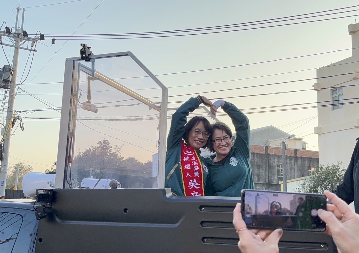 民進黨副總統候選人蕭美琴的「戰貓」掃街車隊9日下午抵達彰化縣第三選區，與吳音寧合體。 圖：吳音寧競辦提供