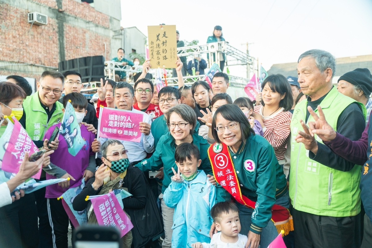 蕭美琴吳音寧合體車掃，民眾拿手搖旗為他們加油打氣。 圖：吳音寧競辦提供