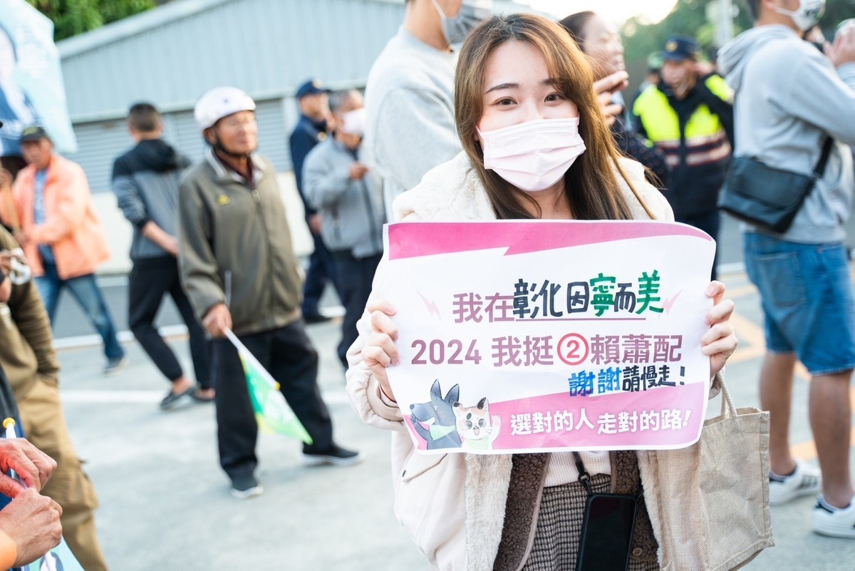 民眾列印「我在彰化因寧而美，謝謝請慢走」的創意應援牌。 圖：吳音寧競辦提供