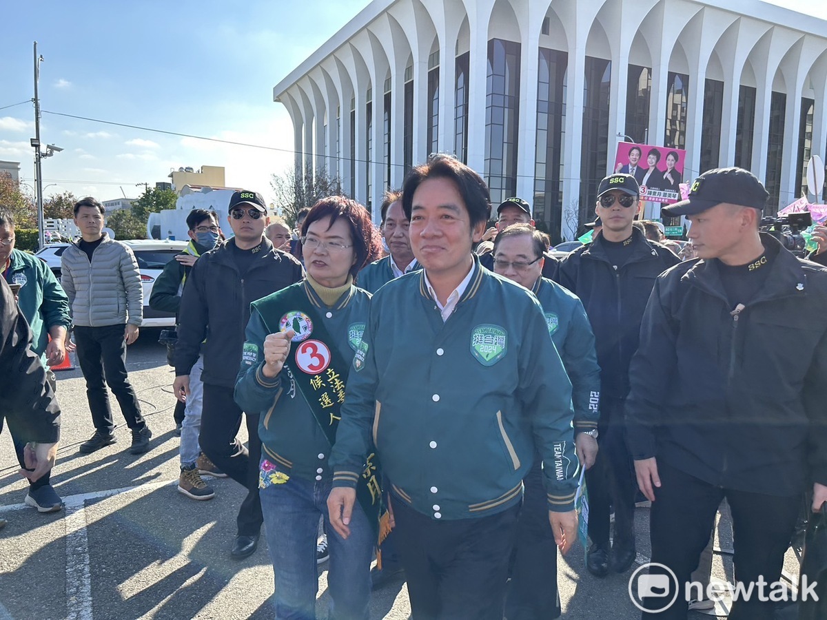 賴清德今日啟動車隊掃街前，在員林出發前接受媒體提問。 圖：黃宣尹攝