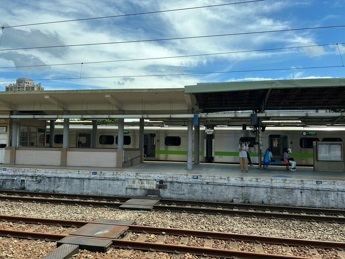 台鐵公司表示，經工電單位巡查路線及電車線設備，10時45工電單位回報樹林=楊梅、竹南=彰化(海線)、豐原=彰化=高雄=台東路線電車線均無異狀，上述路段恢復常速行駛。（台鐵示意圖） 圖：林岑韋／攝