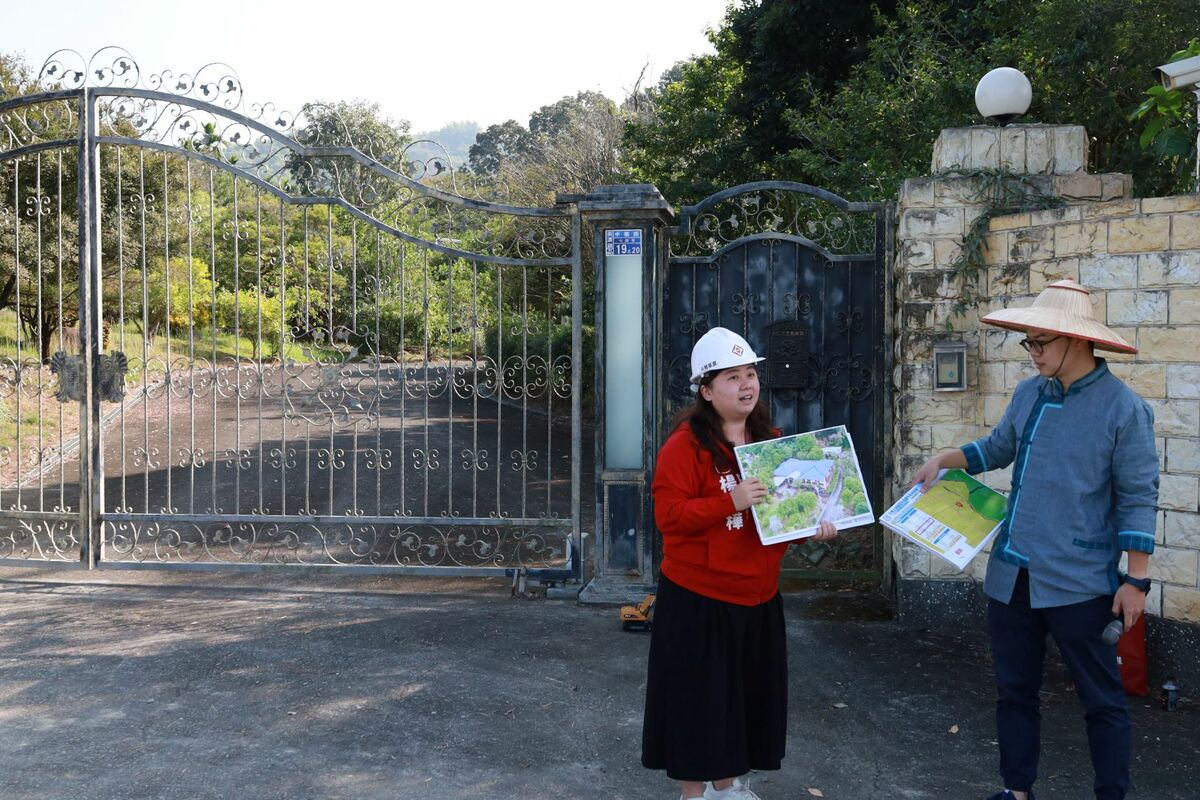 張博洋(右)、楊佩樺(左)在鍾易仲美濃老家農舍土地外召開記者會。 圖：台灣基進/提供