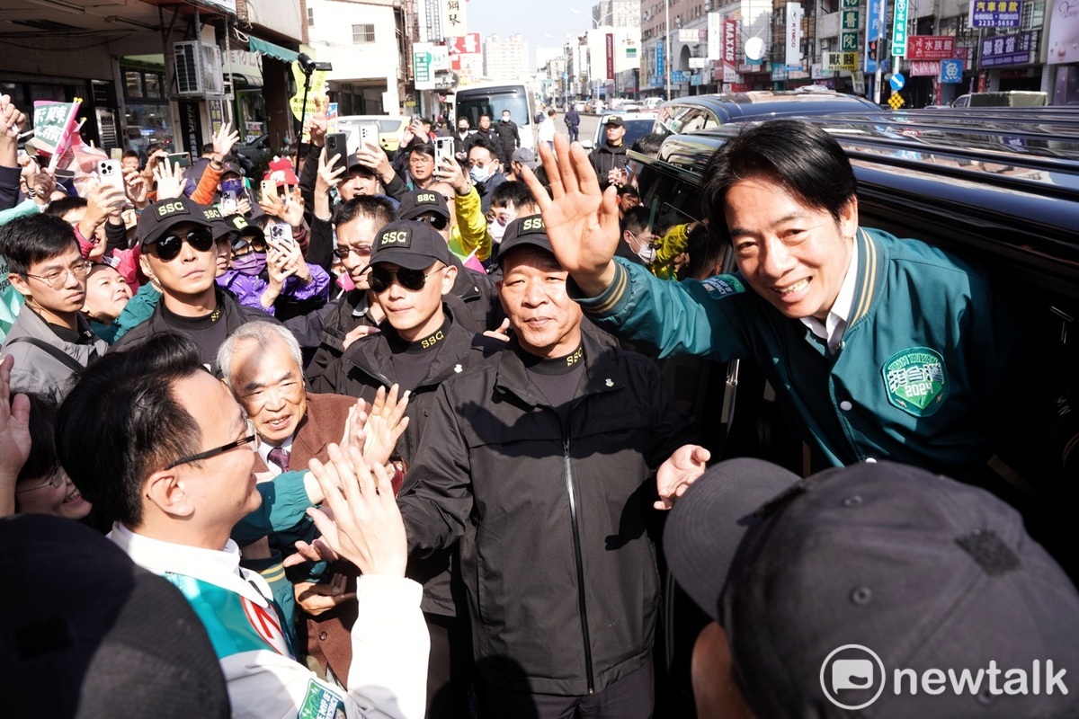 民進黨總統候選人賴清德今（10）日結束在台中市區掃街後，向現場的支持者揮手致意。 圖：張良一攝